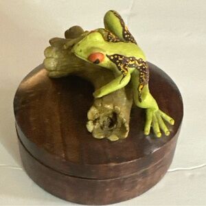 Wood Trinket Box Green Tree Frog Resting on Log Round Jewelry Stash Box